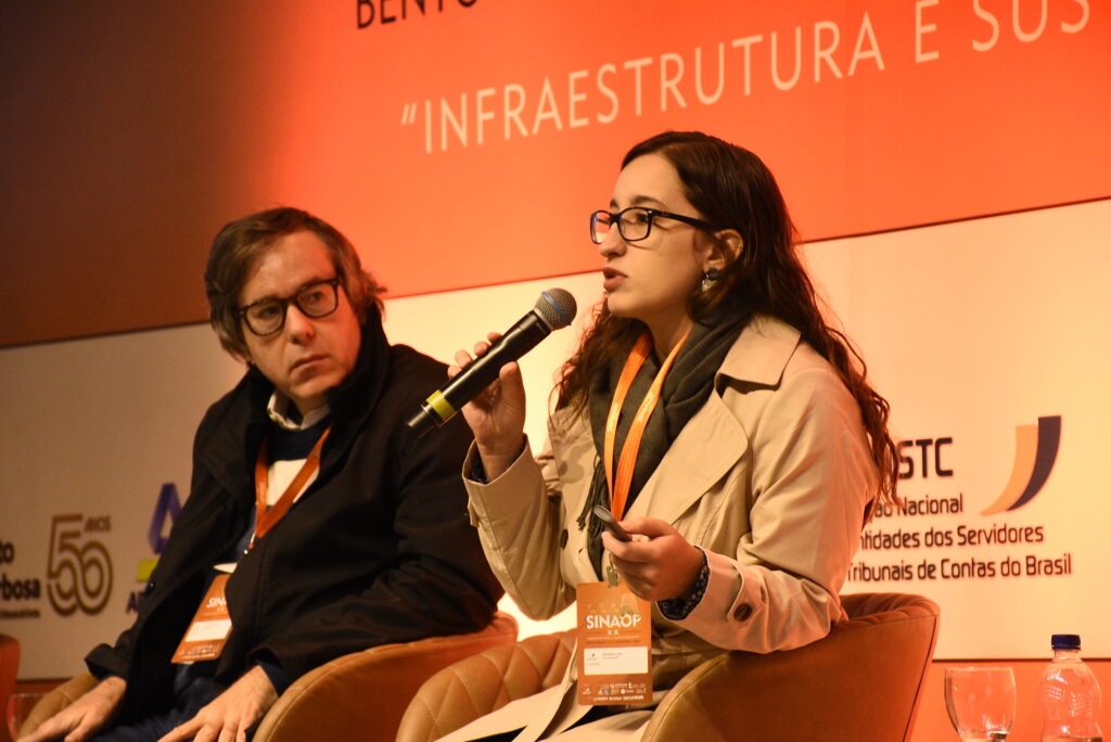 Analista da Transparência Internacional - Brasil encerra painel do XX Sinaop falando de “Transparência e Integridade na Infraestrutura”